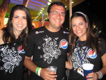 Aline Brault, Davi Gomes e Aline Lasza comemoram o sucesso do Camarote Pepsi