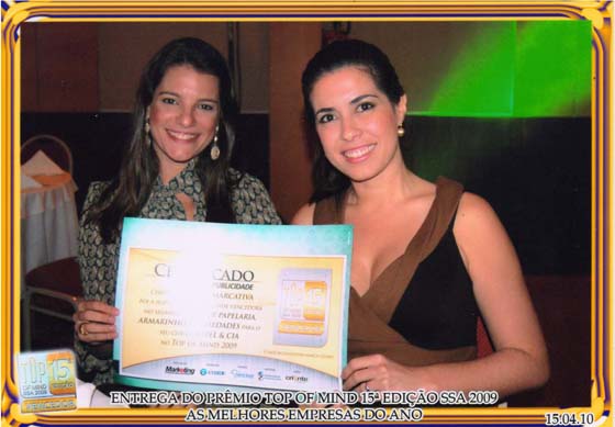 As sócias Aline Lasza e Aline Brault mostram o certificado conseguido em parceria com a Papel & Cia